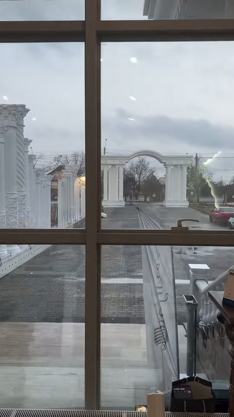 Dış mekândaki sütun dizisi ve uzun yürüyüş alanı içeriden izleniyor