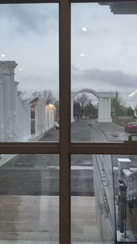 Bulutlu havada dekoratif sütunlar ve cephe elemanları dışarıda sergileniyor