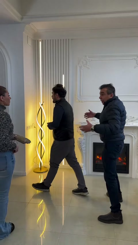 Şömine yanındaki çıtalı panel önünde dekorasyon seçenekleri konuşuluyor