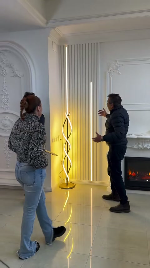 Panelli sergi duvarı önünde dekoratif uygulamalar hakkında görüşülüyor