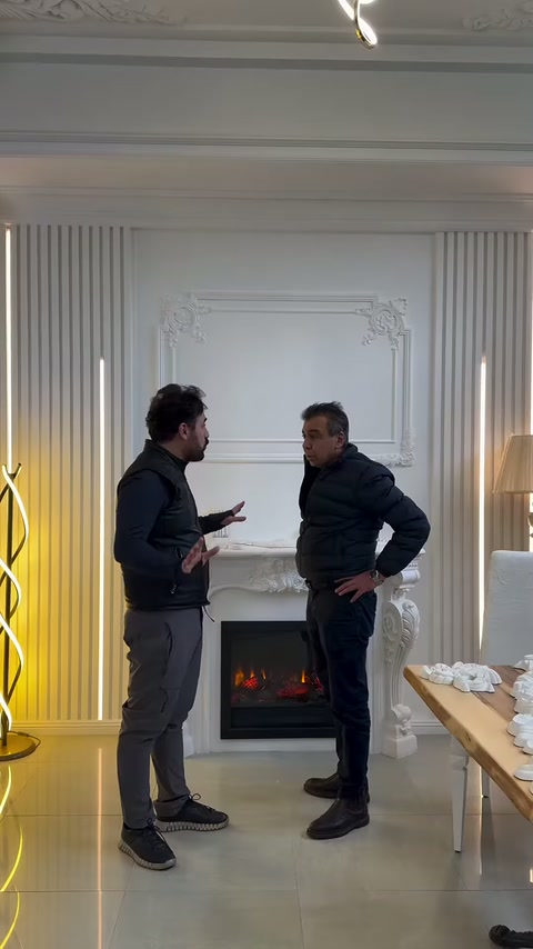 Klasik şömine çevresi yanında iki kişi model seçimini konuşuyor