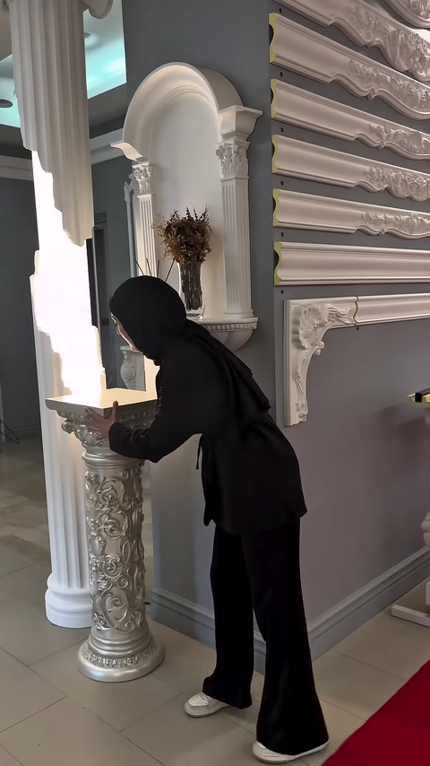 İşlemeli sütun gövdesi üzerine kare sehpa tablası yerleştiriliyor