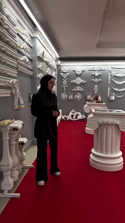 Tanıtıcı, hazır durumdaki sütun sehpanın yanında sunum yapıyor.