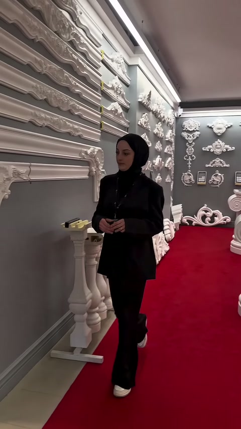 Tanıtıcı, sütun gövdelerinden hazırlanan sehpa seçeneklerine doğru ilerliyor.