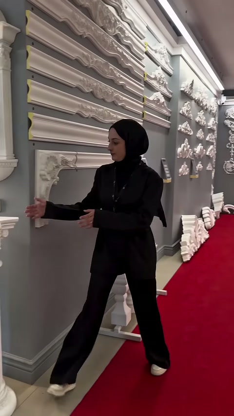 İnce yivli sütun gövdesi showroomdaki sergi alanından alınıyor.