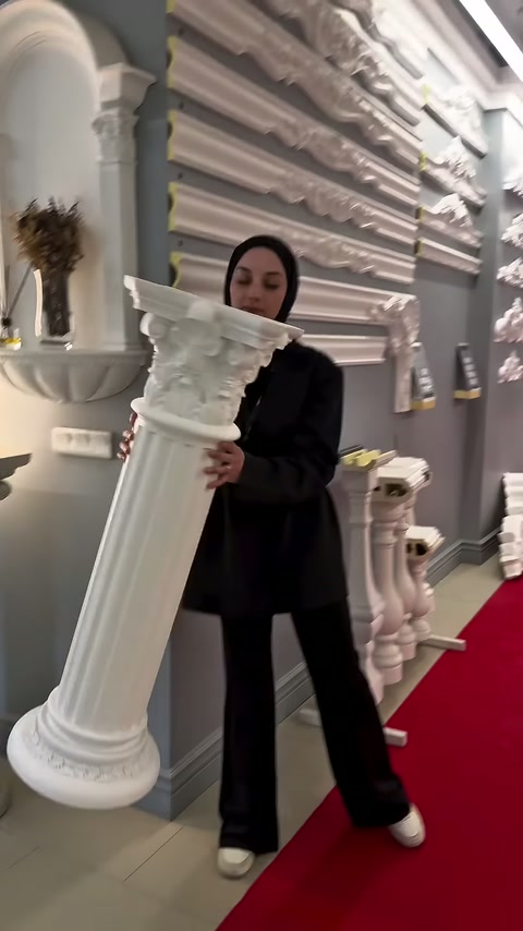 Yivli sütun gövdesi yeni sehpa düzenlemesi için dik tutuluyor.