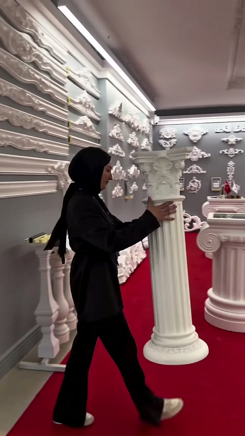 İnce sütun parçası kaidesi zemine gelecek biçimde taşınıyor.