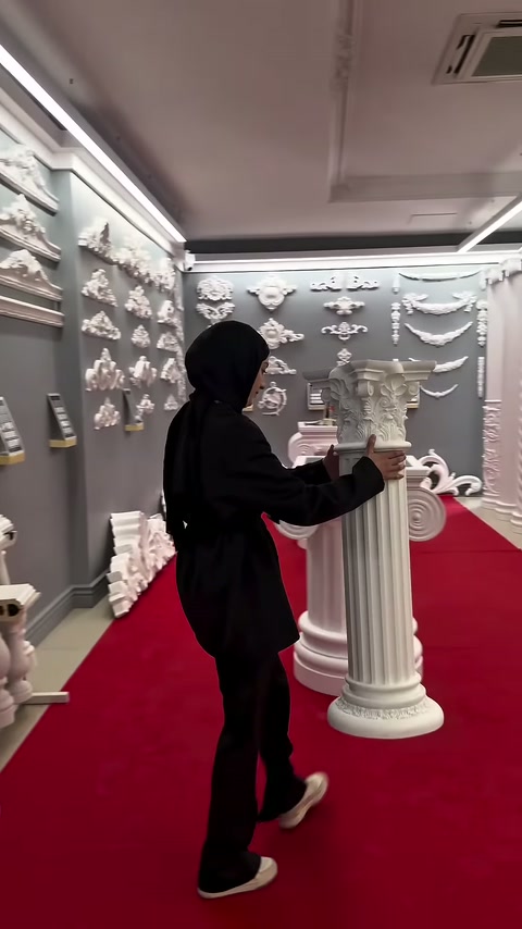 Sütun gövdesi, yuvarlak sehpanın yakınındaki uygulama alanına getiriliyor.