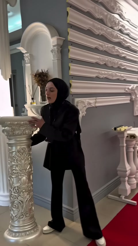 Kabartmalı sütun gövdesi, kare üst parçasıyla birlikte gösteriliyor.