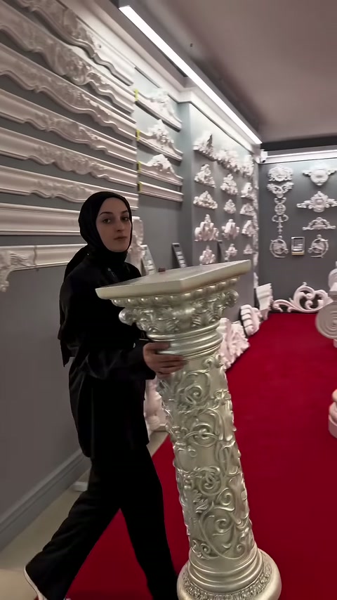 Kare tabla, yoğun kabartmalı sütun gövdesinin üzerine yerleştiriliyor.