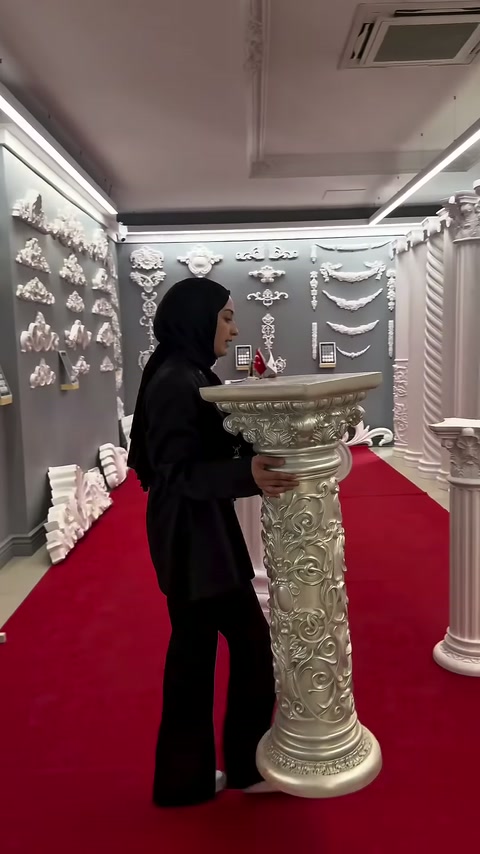 Tanıtıcı, tamamlanan işlemeli sütun sehpanın üst bölümünü kontrol ediyor.