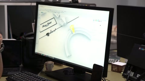 Bilgisayar monitöründe renkli kemer tasarımının kavisli formu inceleniyor