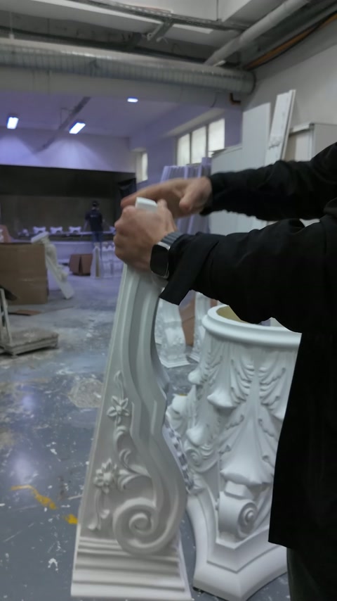 İnce kıvrımlı profilin uç bölümü eller arasında kontrol ediliyor.