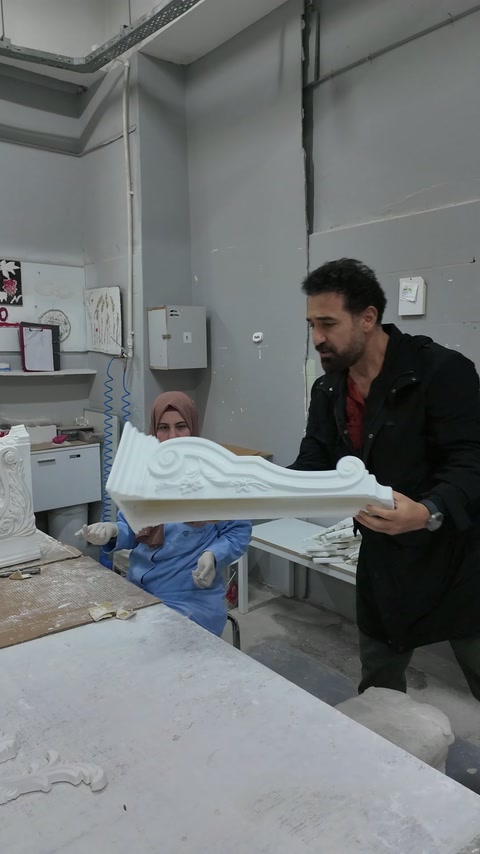Kabartmalı uzun konsol, paketleme tezgâhının üzerinde gösteriliyor.