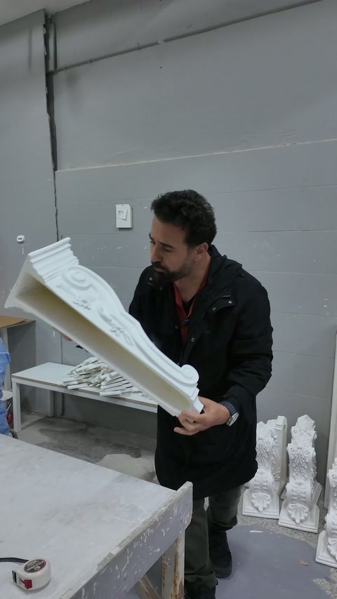 Dekoratif konsolun düz arka yüzeyi üretici tarafından çevriliyor.