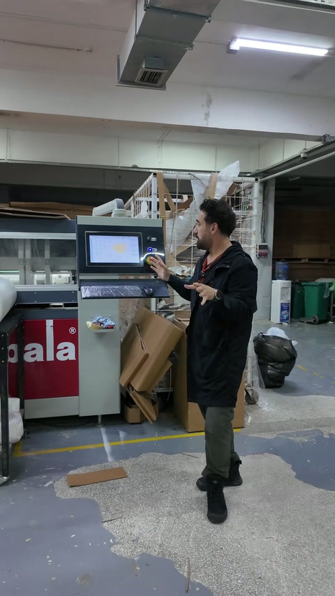 Üretim makinesi önünde dekoratif parçaların hazırlık aşaması anlatılıyor.