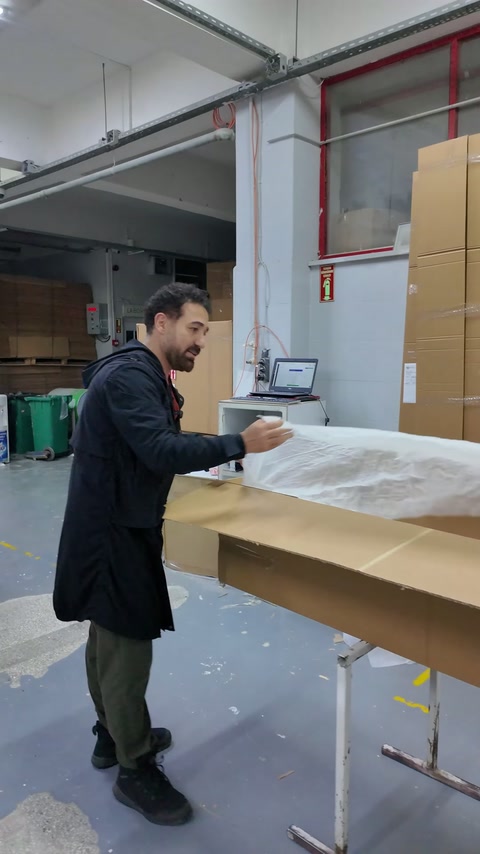 Uzun karton kutuya koruyucu ambalaj malzemesi yerleştiriliyor.
