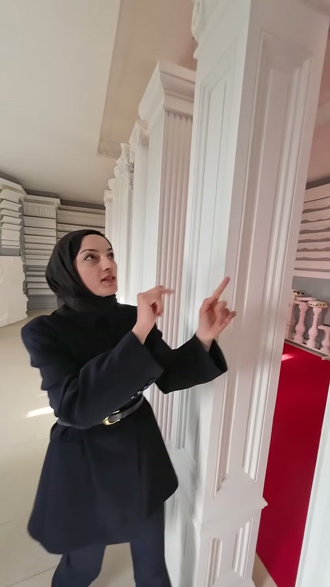 Beyaz yivli sütun ve köşeli pilaster örnekleri yan yana inceleniyor.