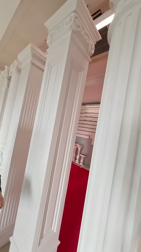 Köşeli başlığa sahip uzun pilaster modeli ön planda sergileniyor.