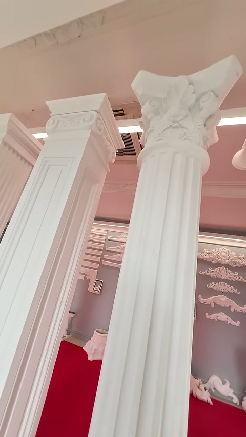 Akantus yapraklı sütun başlıkları ve yivli gövdeler alttan görüntüleniyor.