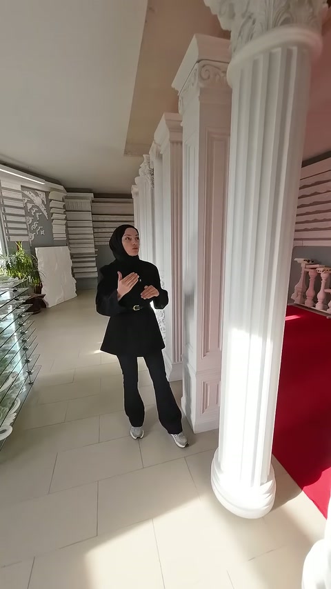 Yivli sütunlar ile burgulu gövdeli model showroomda beraber sunuluyor.