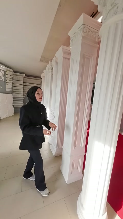 Köşeli pilaster ile yivli sütun modelleri showroom geçidinde karşılaştırılıyor.
