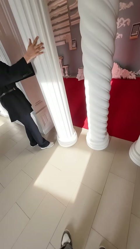 Burgulu sütunla düz yivli model yan yana sergileniyor.