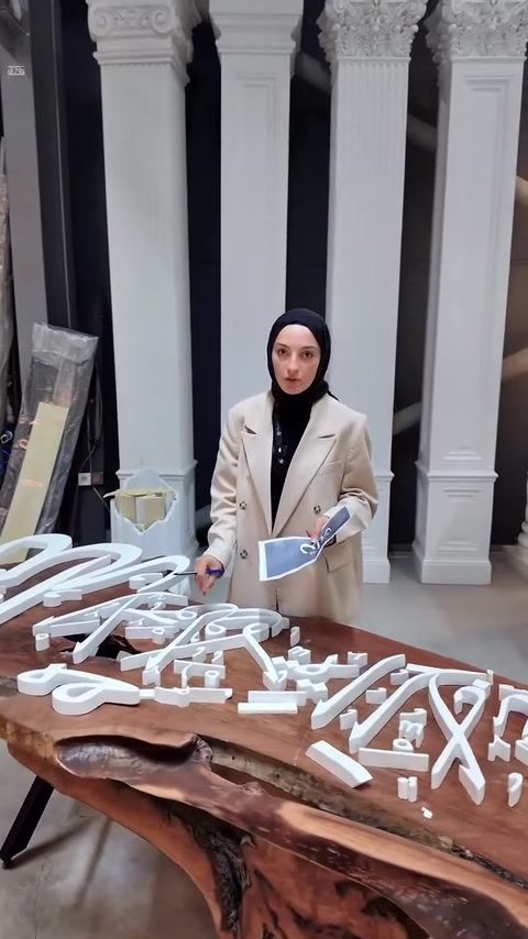 CNC ile işlenen özel tasarım harfler kontrol için sıralanıyor