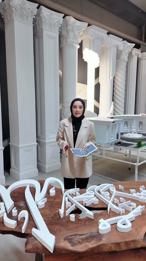 Poliüretan logo ve semboller doğal kenarlı ahşap masada sunuluyor.