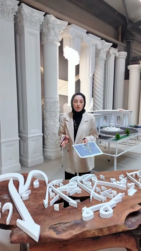 Kişiye özel yazı elemanları dekoratif sütunların önünde açıklanıyor.