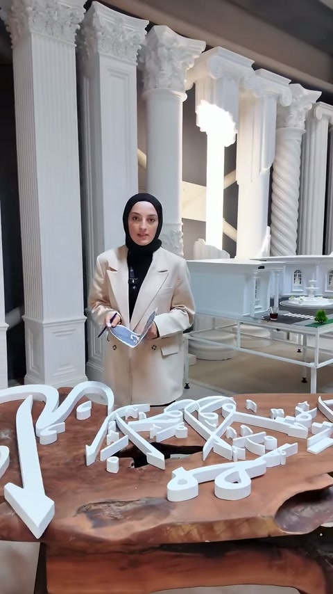 Poliüretan yazı bileşenleri üretim atölyesinde sunucu tarafından gösteriliyor.
