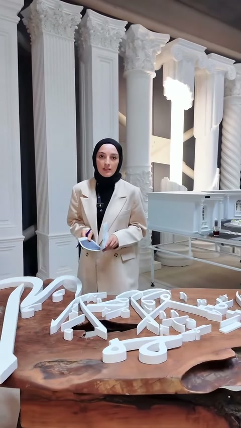 Sunucu, farklı geometrilere sahip beyaz tabela parçalarını açıklıyor.