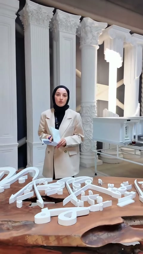 Hazırlanan harf ve semboller sütunlu sergi alanında tanıtılıyor.