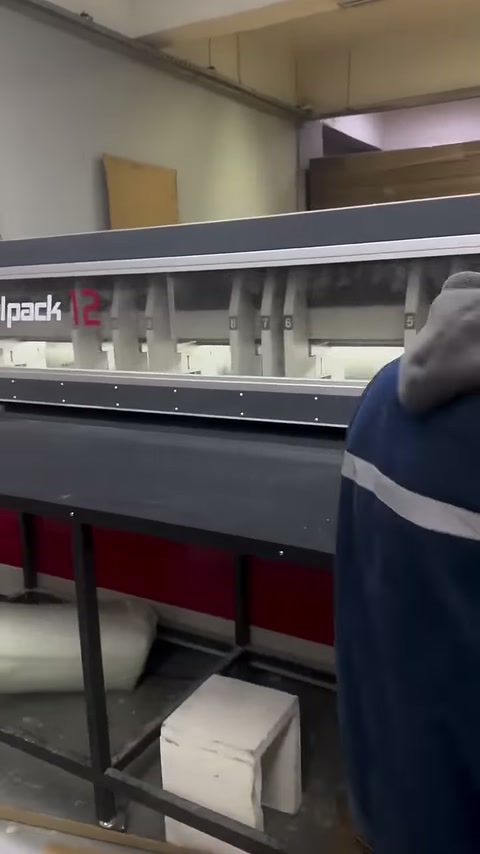 Uzun dekoratif profil üretim makinesinin çalışma bölümünde ilerliyor