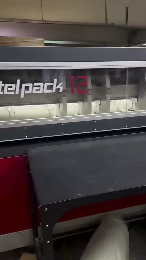 İşlenen dekoratif parça üretim makinesinin içinde hareket ediyor