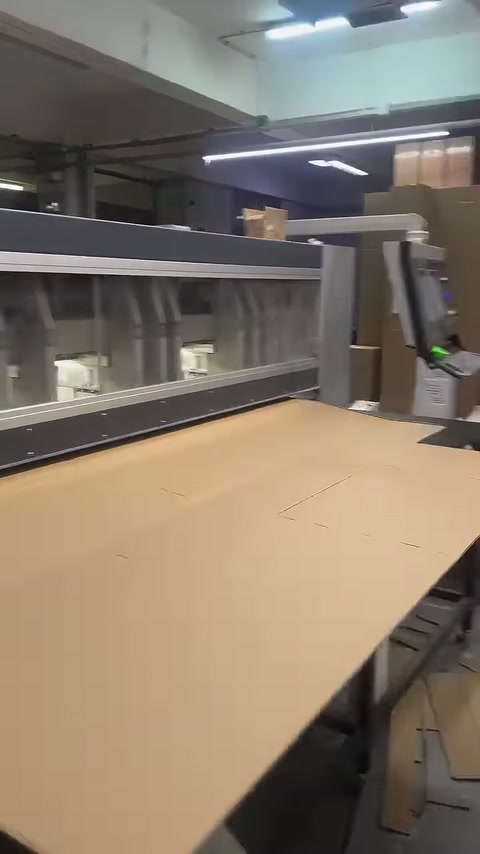 Geniş karton levhalar paketleme tezgâhında yan yana açılıyor