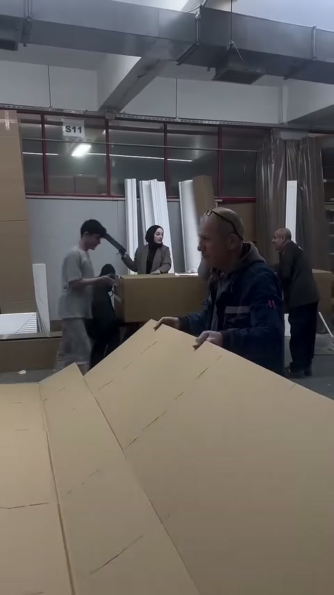 Karton ambalaj parçaları atölye tezgâhında ölçülü çizgilerden katlanıyor