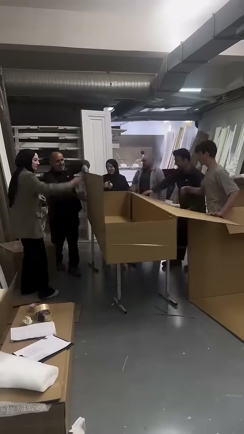 Açık karton kutunun yan duvarları paketleme alanında birleştiriliyor