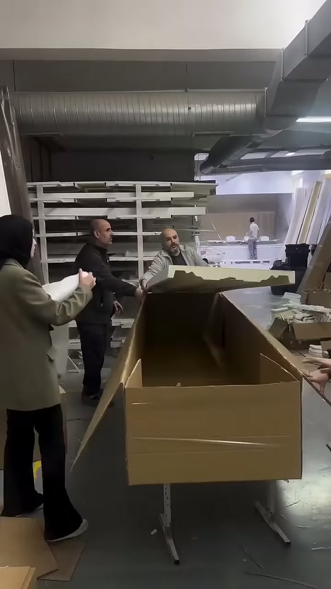 Karton ambalajın köşe ve yan bölümleri elle düzeltiliyor