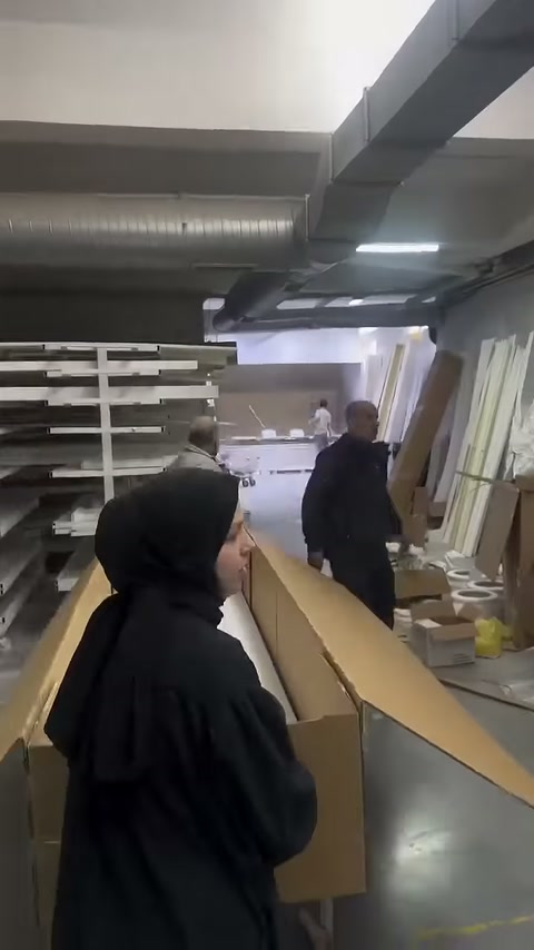 Beyaz koruyucu tabaka uzun profillerin üzerine dikkatlice yayılıyor