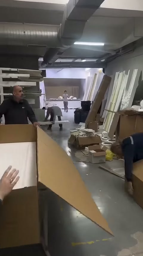 Koruyucu malzeme açık kutu boyunca ürünlerin üzerine seriliyor