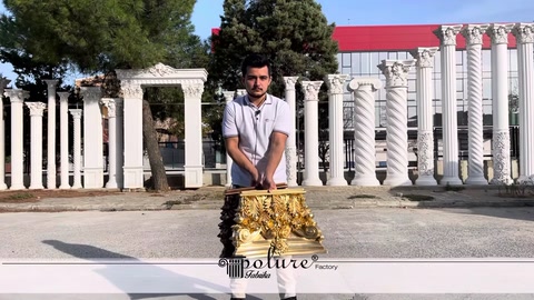 Altın renkli işlemeli sütun başlığı açık alanda sergileniyor