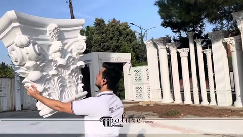 İşlemeli sütun başlığının yaprak motifleri açık havada gösteriliyor