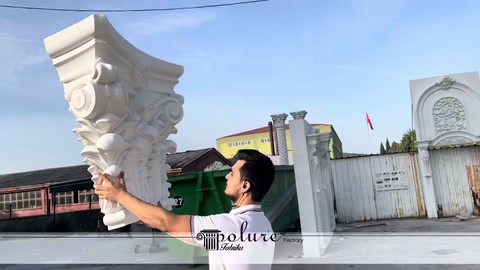 Beyaz sütun başlığının kıvrımlı kenar profili yukarıdan sergileniyor