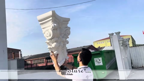 Görevli dekoratif başlığı kaldırarak alt bölümünü görünür kılıyor