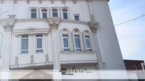 Beyaz klasik cephede pencere çevresi süslemeleri öne çıkıyor