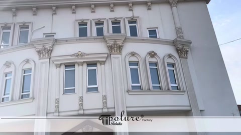Çok katlı yapının dekoratif pencere çerçeveleri dışarıdan gösteriliyor