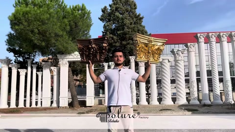 İki renkli korint sütun başlıkları açık alanda yan yana sunuluyor