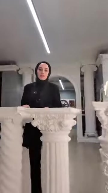 Yaprak motifli klasik sütun başlığı ve yivli gövde öne çıkıyor.