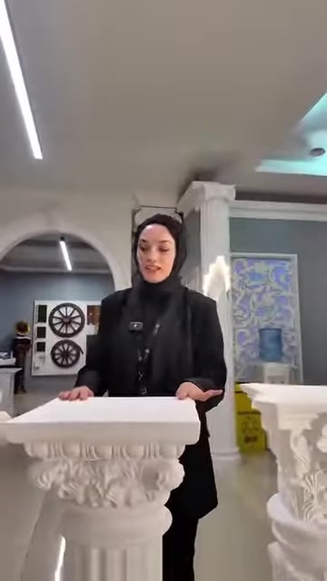 Dikdörtgen tablalı, kabartma bordürlü beyaz sehpa yakından gösteriliyor.